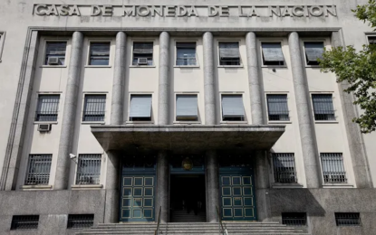 Insólito: Argentina podría quedarse sin billetes por falta de pago